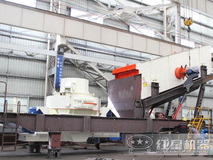 沖擊式移動(dòng)破碎機(jī)制砂粒度均勻,呈立方體狀 沖擊式移動(dòng)破碎機(jī)制砂粒度均勻,呈立方體狀