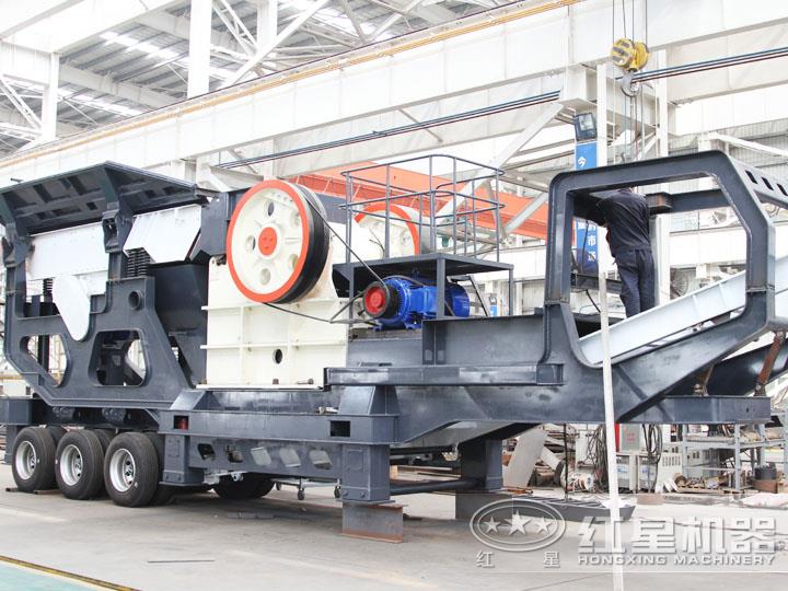 小型移動顎式破碎車集給料、破碎、傳輸為一體