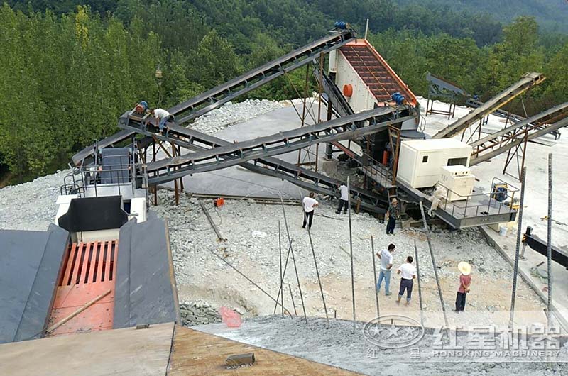 南陽客戶流動山石破碎車生產(chǎn)現(xiàn)場 南陽客戶流動山石破碎車生產(chǎn)現(xiàn)場